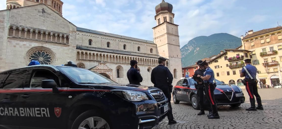 Aveva rapinato un ragazzo minorenne puntandogli al collo e al petto un coltello: beccato al ristorante e arrestato