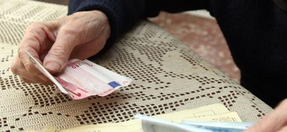 Abusa della fragilità di un’anziana di 89 anni e si fa consegnare 150 euro ogni mese, denunciato un 38enne