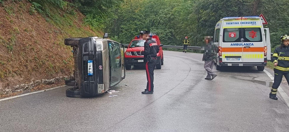 Grave incidente, auto si ribalta: 83enne estratto dalle lamiere e trasportato in codice rosso all'ospedale