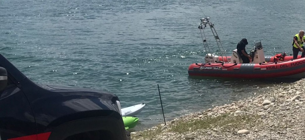 Foto d'archivio Riprese all'alba le ricerche della donna scomparsa nel lago di Lavarone