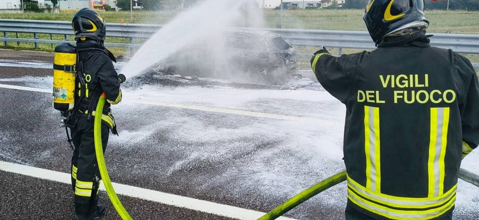 Prima il fumo dal motore poi le fiamme avvolgono il mezzo, momenti di paura per un automobilista