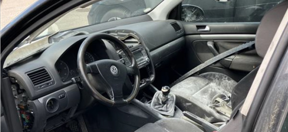 Auto abbandonate da anni, via alle demolizioni: Intervento per liberare spazi