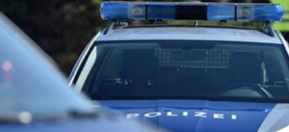 Folle inseguimento in A22: ignorano l'alt della polizia, sfondano la sbarra del casello e lanciano droga dal finestrino per