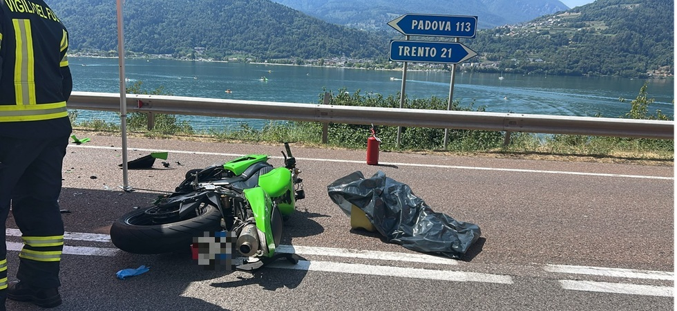 Tremendo schianto moto - furgone lungo la SS47 della Valsugana