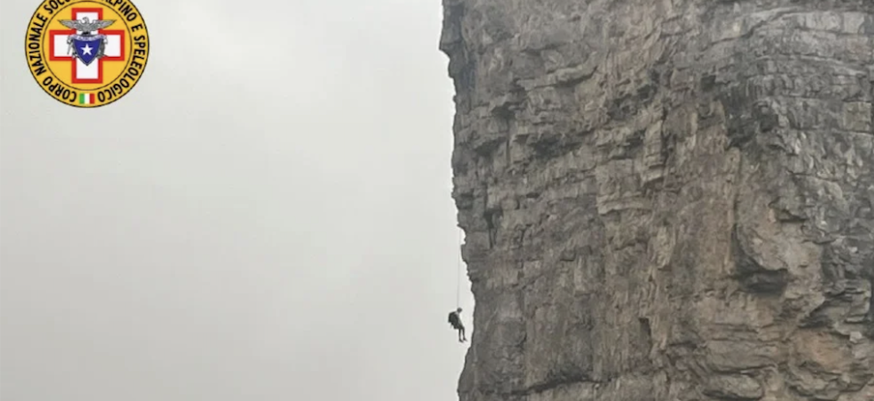 Alpinista sospeso nel vuoto, l'elicottero avvicinandosi fa crollare delle rocce dall'alto