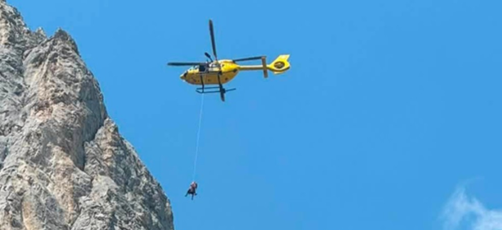 Scivola durante la salita alla cima e coinvolge un compagno nella caduta