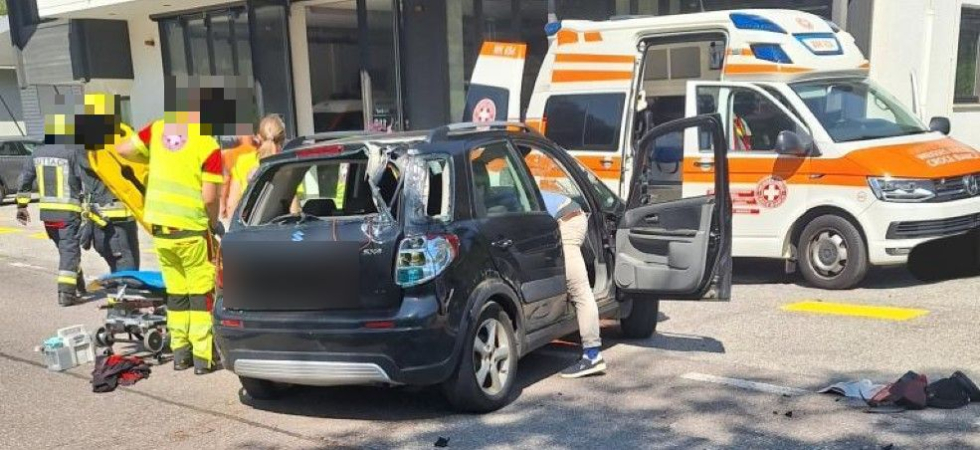 Violento scontro tra due automobili davanti alla caserma dei vigili del fuoco