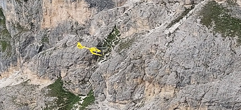 Perde il sentiero e resta bloccato su una parete rocciosa a 2300 metri: momenti di paura per un turista