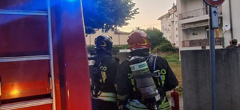 Fiamme in casa, quattro persone in ospedale: apprensione per due adulti e due minori, evacuato l’intero condominio