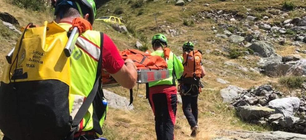 Tragedia in montagna, colpita da un malore si accascia davanti al marito: vano l'intervento dei soccorsi, morta una 72enne