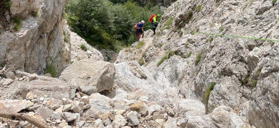 Si schiaccia la mano sulla ferrata e non può più proseguire l'escursione