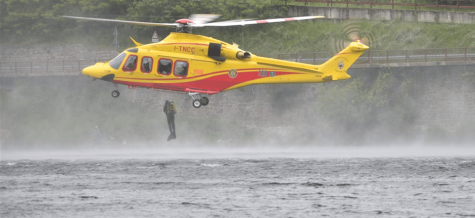 Allarme annegamento, ore drammatiche al lago: mobilitazione di vigili del fuoco con i gommoni e i sommozzatori arrivano con