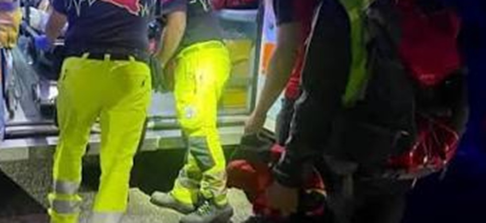 Perde il controllo della bici nella notte su una strada forestale: 35enne cade e sbatte violentemente la testa, è grave