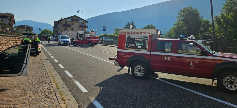 Tragedia stradale, scontro scooter - mezzo per la raccolta dei rifiuti: un 20enne è morto