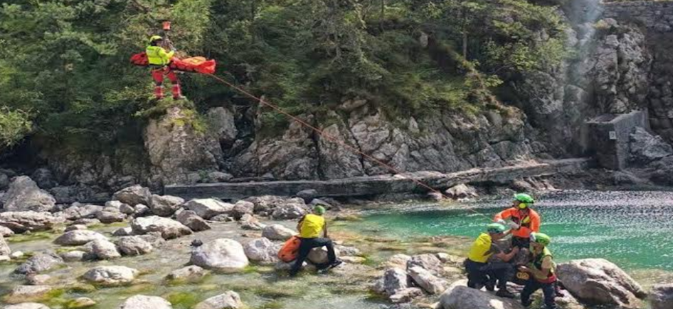 Si tuffa nel torrente ma sbatte la testa contro le rocce: grave un ragazzo di 17 anni salvato dall'amico