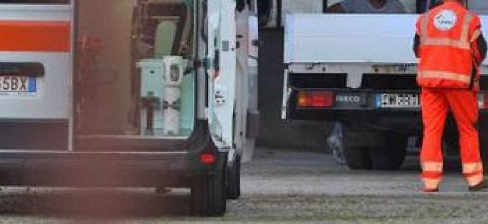 Incidente sul lavoro, operaio si ferisce al collo con una sega circolare: 43enne in gravi condizioni