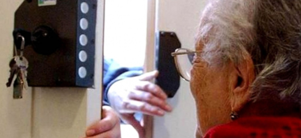 Le promette di costruire un centro per disabili e convince un'anziana a donare 12 mila euro