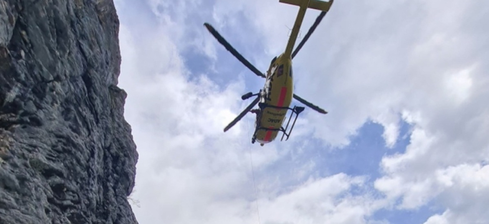 Tragedia in montagna, sentono un urlo e lo vedono precipitare tra le rocce: 64enne muore davanti al figlio e al nipote