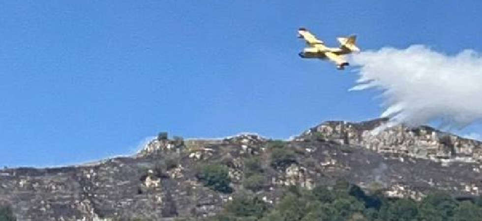 Le fiamme non si fermano, vigili del fuoco al lavoro senza sosta per fermare l'incendio boschivo: in azione anche il canadair