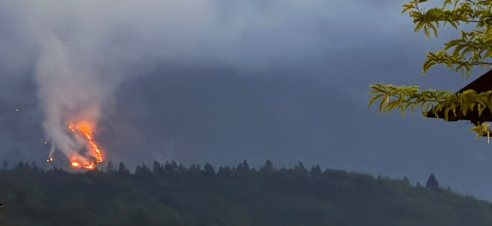 L’incendio riprende forza: fiamme e una colonna di fumo visibile a chilometri di distanza