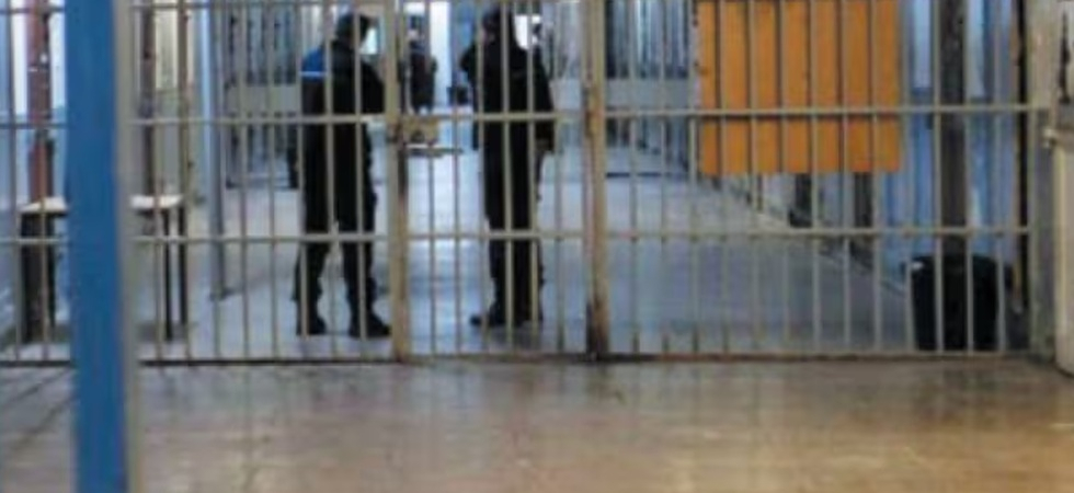 Il carcere è al collasso: 437 detenuti, celle da tre e personale ridotto