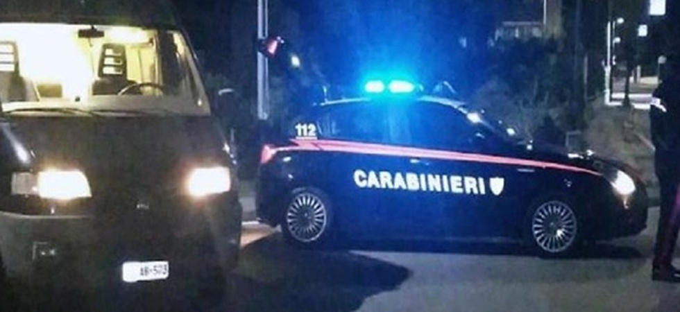 Estrae un coltello da 21 centimetri, lo mette nei pantaloni si dirige verso il parco giochi