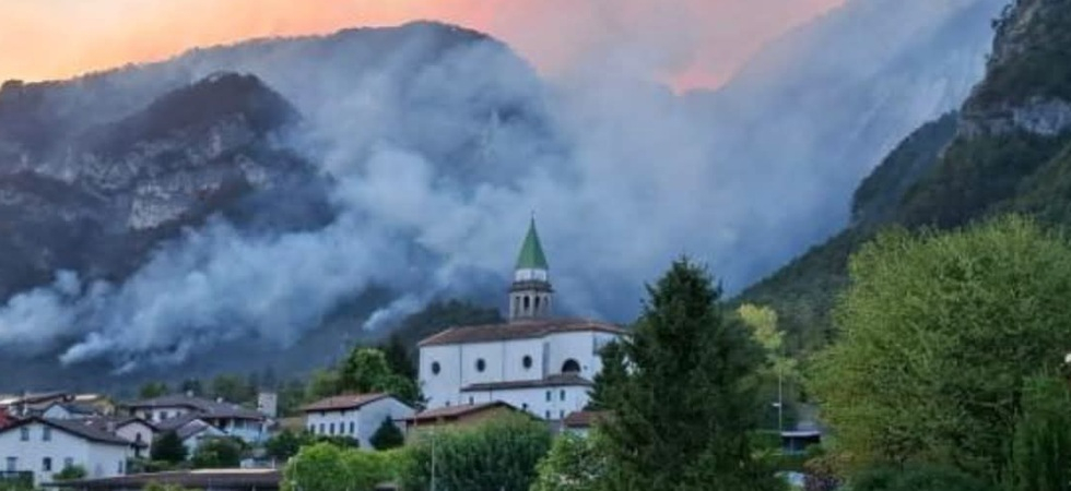 Il bosco continua a bruciare, non si ferma l’emergenza: vigili del fuoco e soccorritori al lavoro senza sosta tra presidi