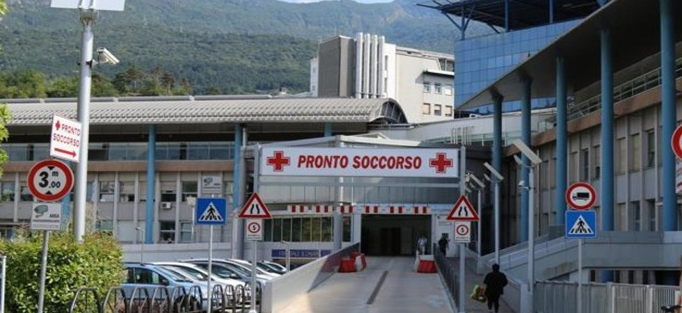Notte di paura al Pronto soccorso: scaraventa a terra un computer