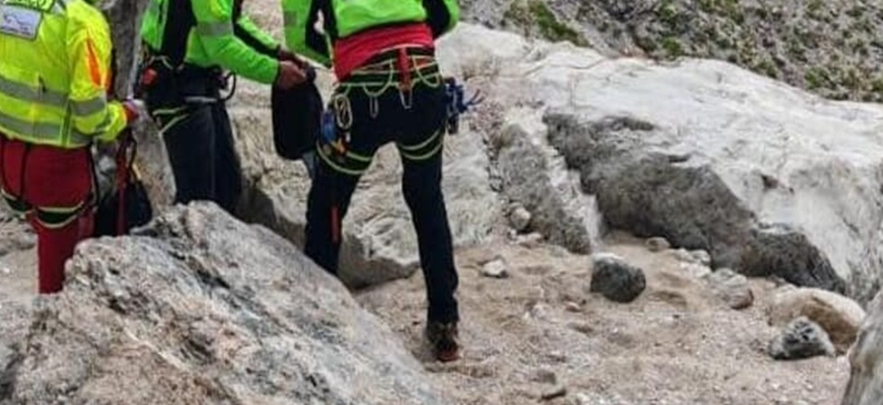 Perdono la traccia del sentiero e finiscono bloccati su dei salti di roccia, momenti di paura per tre escursionisti