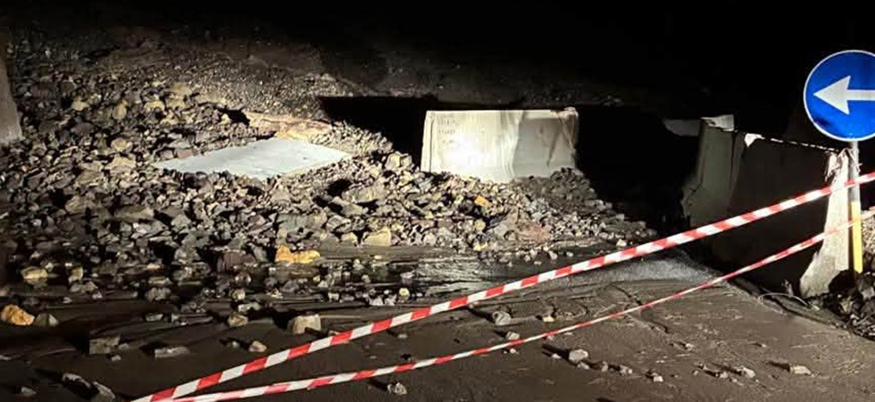 Enorme colata di detriti nella notte: strada bloccata, verifiche in corso
