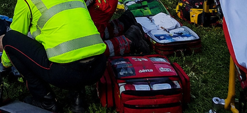 Tremendo incidente con il parapendio, pilota sbatte violentemente la testa contro una ringhiera