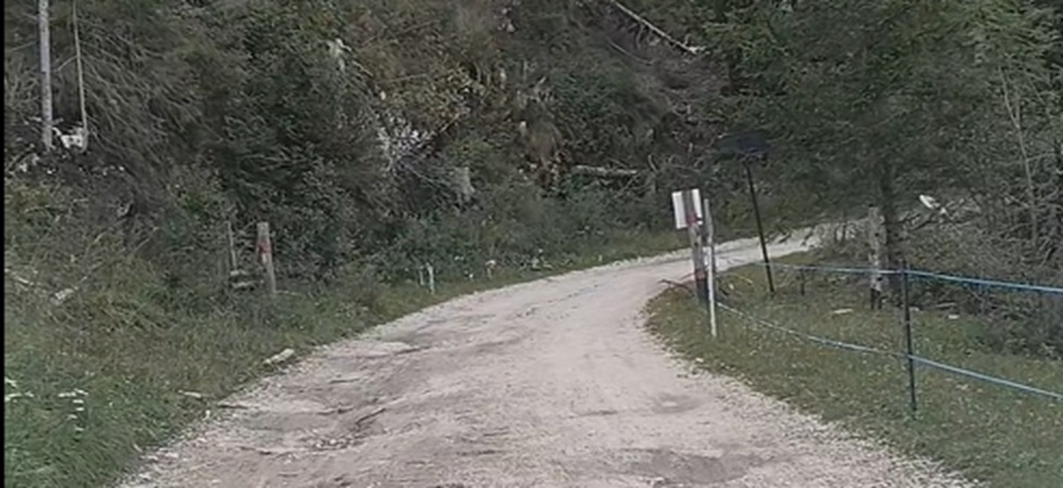 Un filo di ferro teso tra due pali, una trappola invisibile sulla strada: “Ci stavo andando addosso, è una cosa scandalosa