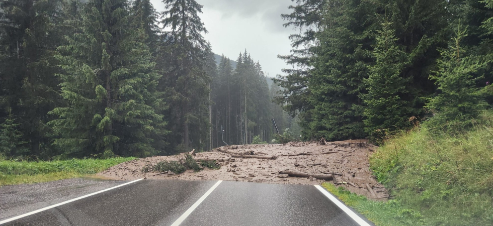 Fango e massi sulla statale: grossa colata detritica sulla strada per passo San Pellegrino