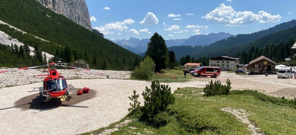 Escursionisti bloccati nel rifugio dopo gli smottamenti: il soccorso alpino interviene con l'elicottero per evacuare venti