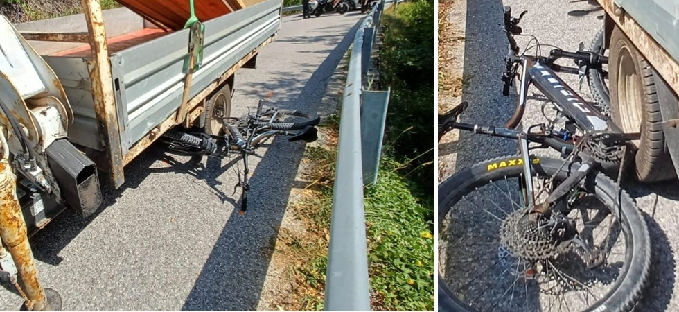 Scontro tra una bici e un camion, la ciclista finisce sotto il mezzo: la donna è stata trasportata in ospedale
