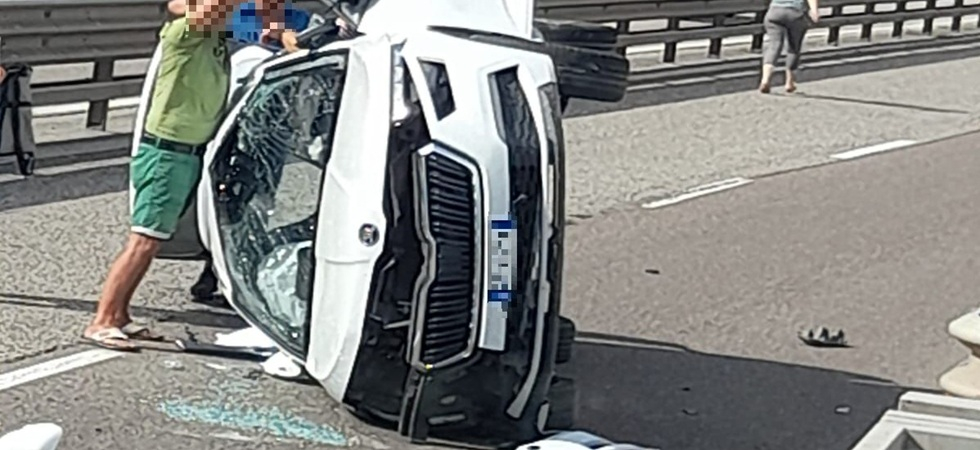 Pauroso incidente in tangenziale, auto si rovescia sul fianco sull'asfalto