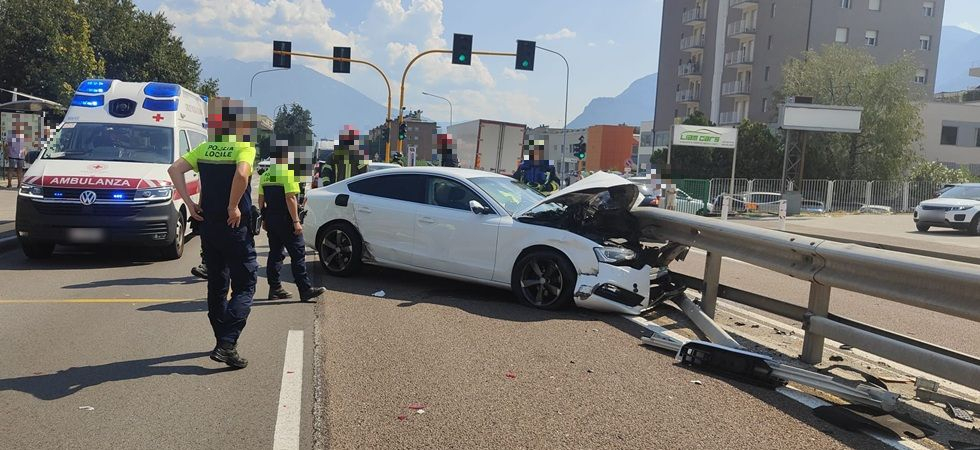 Pauroso e violento scontro tra due auto: una si schianta contro il guardrail