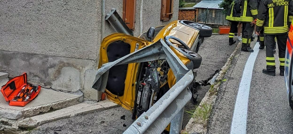 Pauroso incidente, auto sfonda il guard rail ed esce di strada rovesciandosi sul lato: in azione i soccorritori