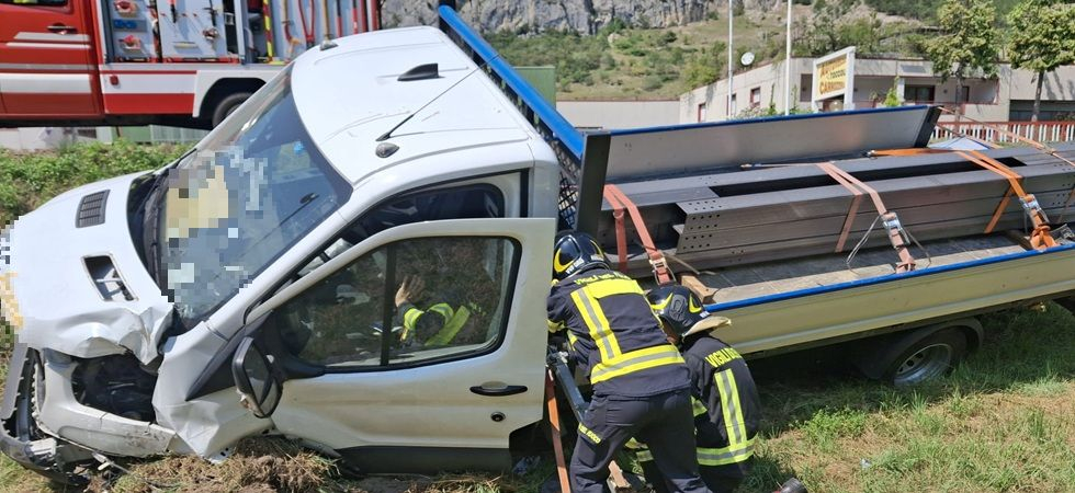 Paura sulla Gardesana: esce di strada con il furgone carico di materiale ferroso