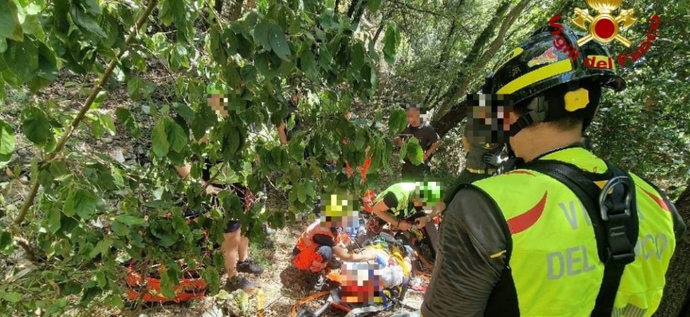 Scivola sul sentiero che conduce alla spiaggia e ruzzola nel bosco: complicato intervento di soccorso