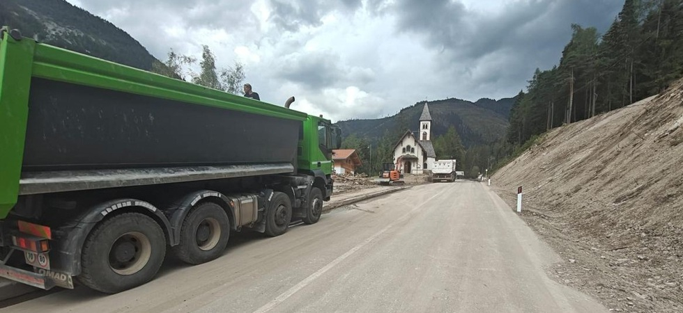 La frana invade la strada: sull'asfalto 8mila metri cubi di materiale