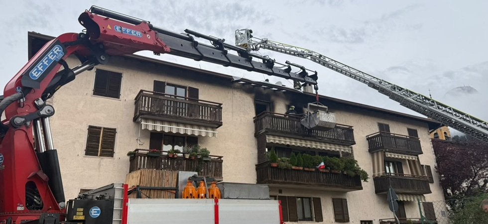 Pauroso incendio in un appartamento: l'abitazione è andata completamente bruciata
