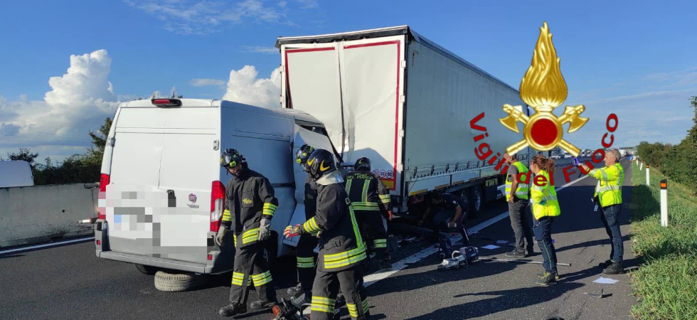 Tragico schianto in autostrada: furgone tampona un camion, è morto un uomo