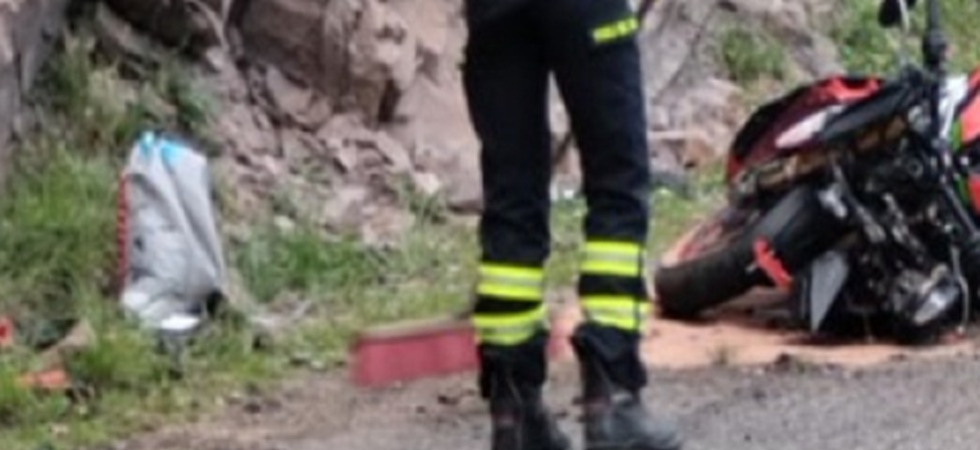 Tragico incidente in moto: un 31enne si schianta contro la roccia e muore