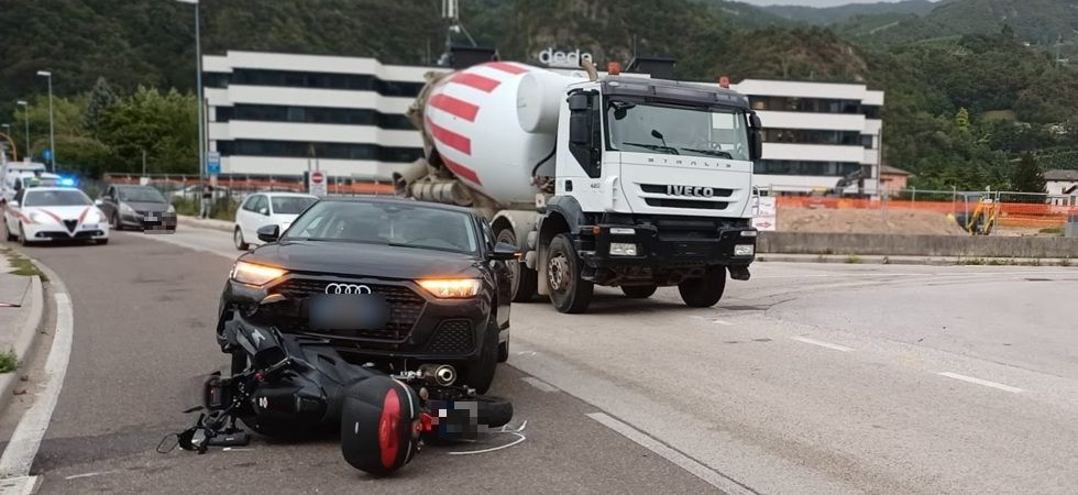 Momenti di paura in strada: la moto scivola e s'infila sotto una macchina