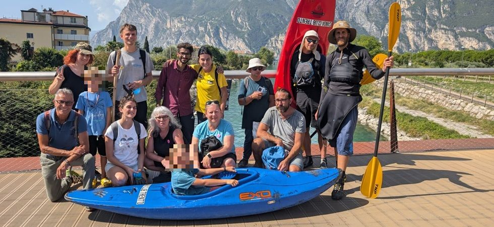 Cinquanta chili di rifiuti raccolti sulle rive e nel fiume, muovendosi in canoa