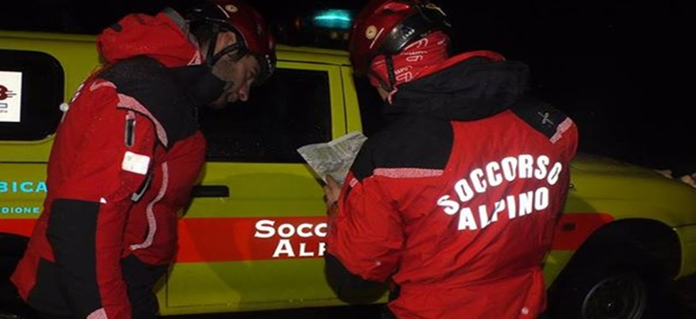 Al buio senza frontalino, sotto la pioggia: lui con i crampi alle gambe, lei nel panico
