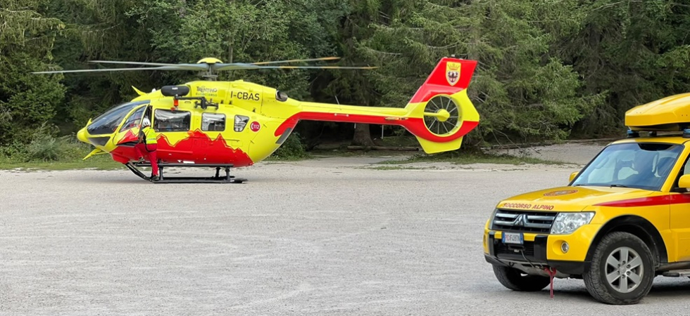 Cade sul sentiero del Drago Vaia e si frattura una gamba: intervento del soccorso con il verricello
