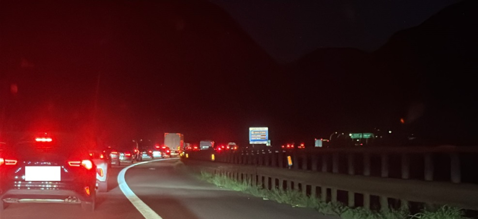Incidente lungo l'autostrada, lunghe code