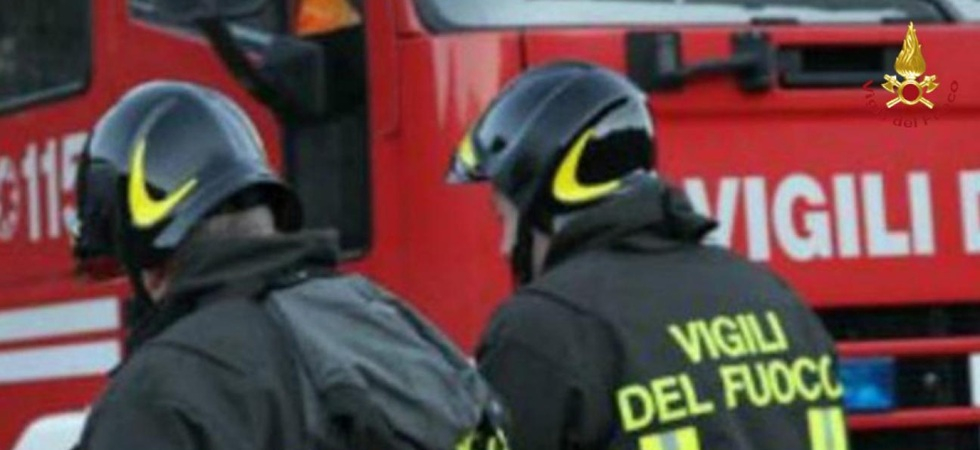 Ubriaco, s'incastra con la testa tra water e bidet: liberato dai vigili del fuoco dopo un complesso intervento